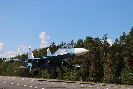 «Эшелон-2023»: военные летчики отработали посадку на автомагистраль